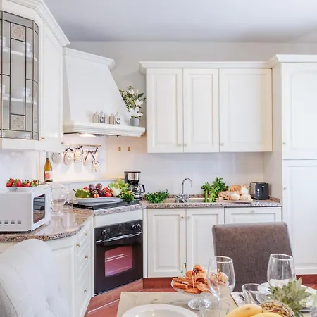 Regina Villa, By The In * 마리아나디피에트라산타