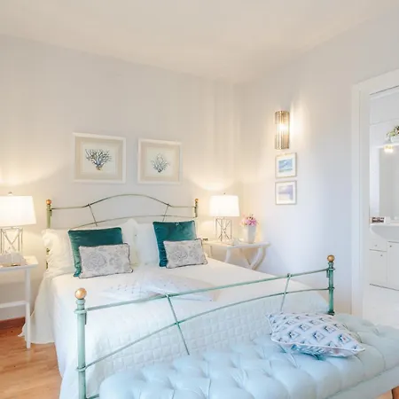 Regina Villa, By The In 빌라 *