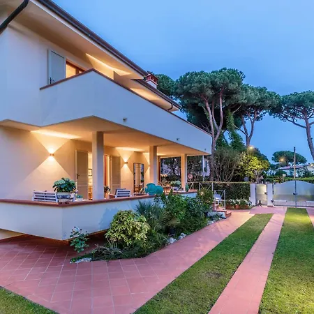 Regina Villa, By The In * Marina di Pietrasanta