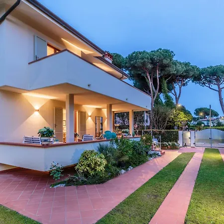 Villa Regina Villa, By The In Marina di Pietrasanta