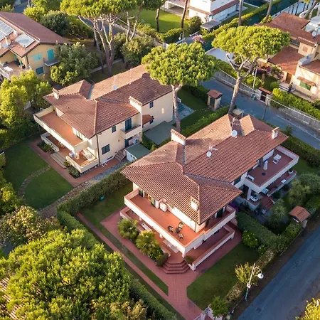 Regina Villa, By The In * Marina di Pietrasanta