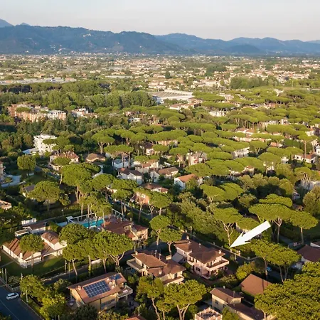 Regina Villa, By The In Villa Marina di Pietrasanta