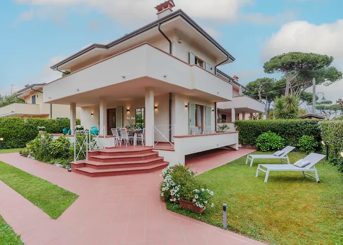 Regina Villa, By The In Villa Marina di Pietrasanta