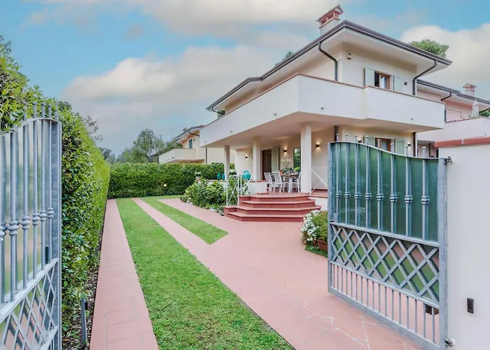 Regina Villa, By The In * Marina di Pietrasanta