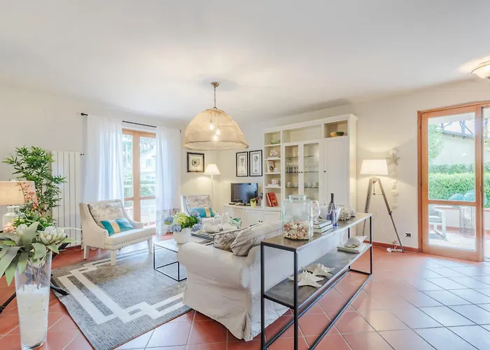 Regina Villa, By The In Villa Marina di Pietrasanta