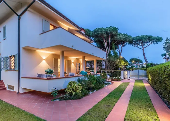 Regina Villa, By The In * Marina di Pietrasanta