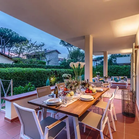 Regina Villa, By The In * Marina di Pietrasanta